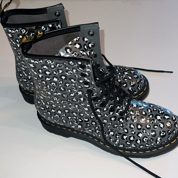 Dr Marten’s 1460 grey leopard print leather boots-Women size 6 & 8-2 pairs-NWOT - Picture 2 of 13